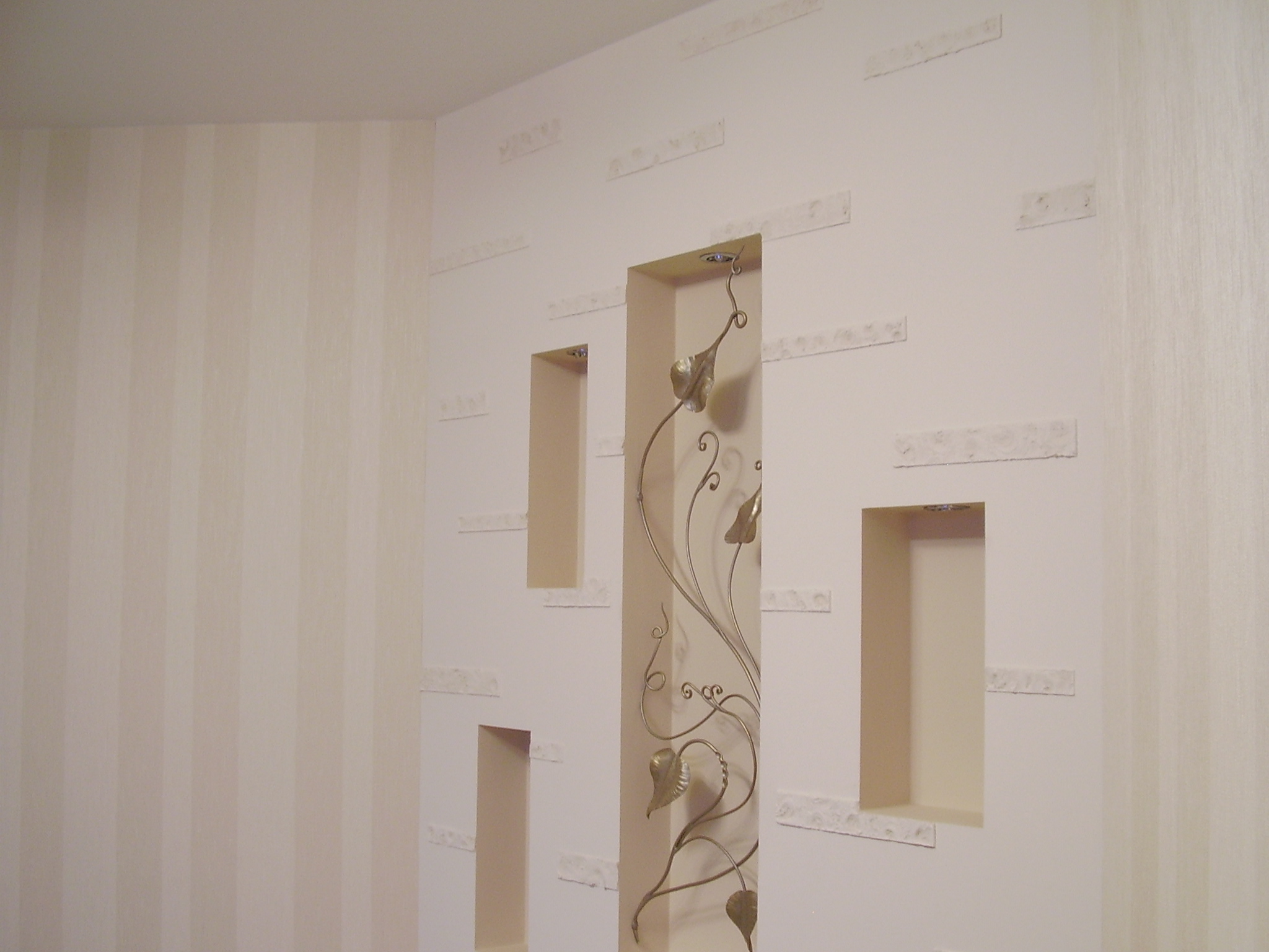 короб из гипсокартона под обои